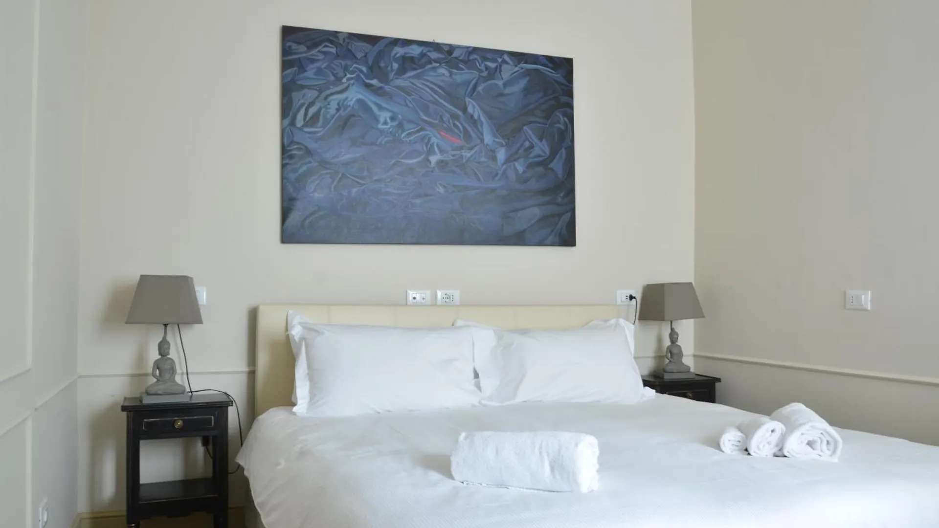 Via Monti, Cadorna Station, Historic Center Sforzesco Castle Apartment Milan Italy